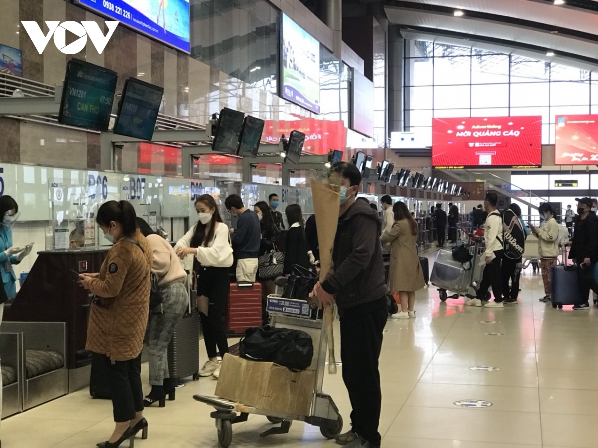 Sân bay Nội Bài nhộn nhịp ngày đầu nghỉ Tết Dương lịch 2023 - Ảnh 1.