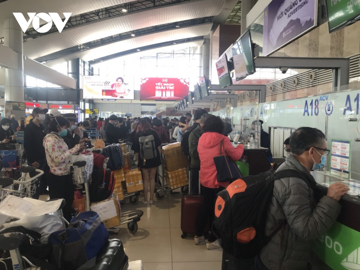 Sân bay Nội Bài nhộn nhịp ngày đầu nghỉ Tết Dương lịch 2023 - Ảnh 3.