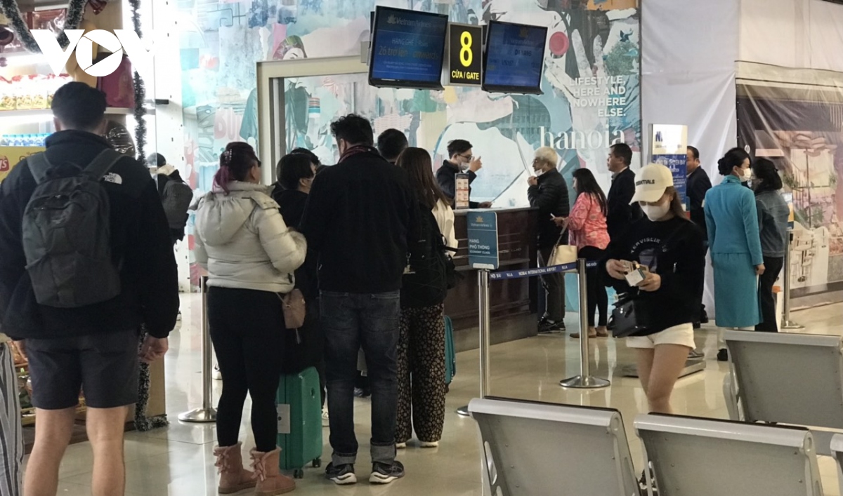 Sân bay Nội Bài nhộn nhịp ngày đầu nghỉ Tết Dương lịch 2023 - Ảnh 20.