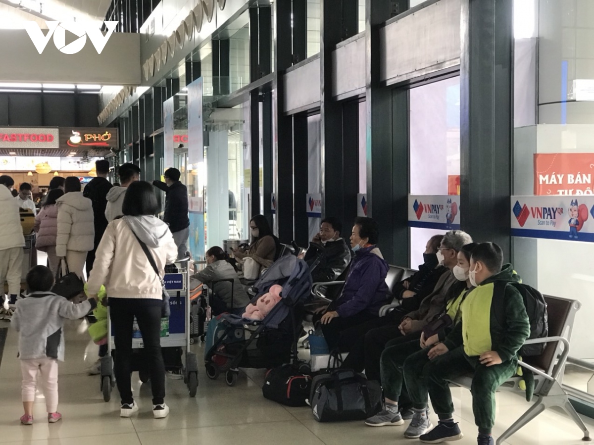 Sân bay Nội Bài nhộn nhịp ngày đầu nghỉ Tết Dương lịch 2023 - Ảnh 17.