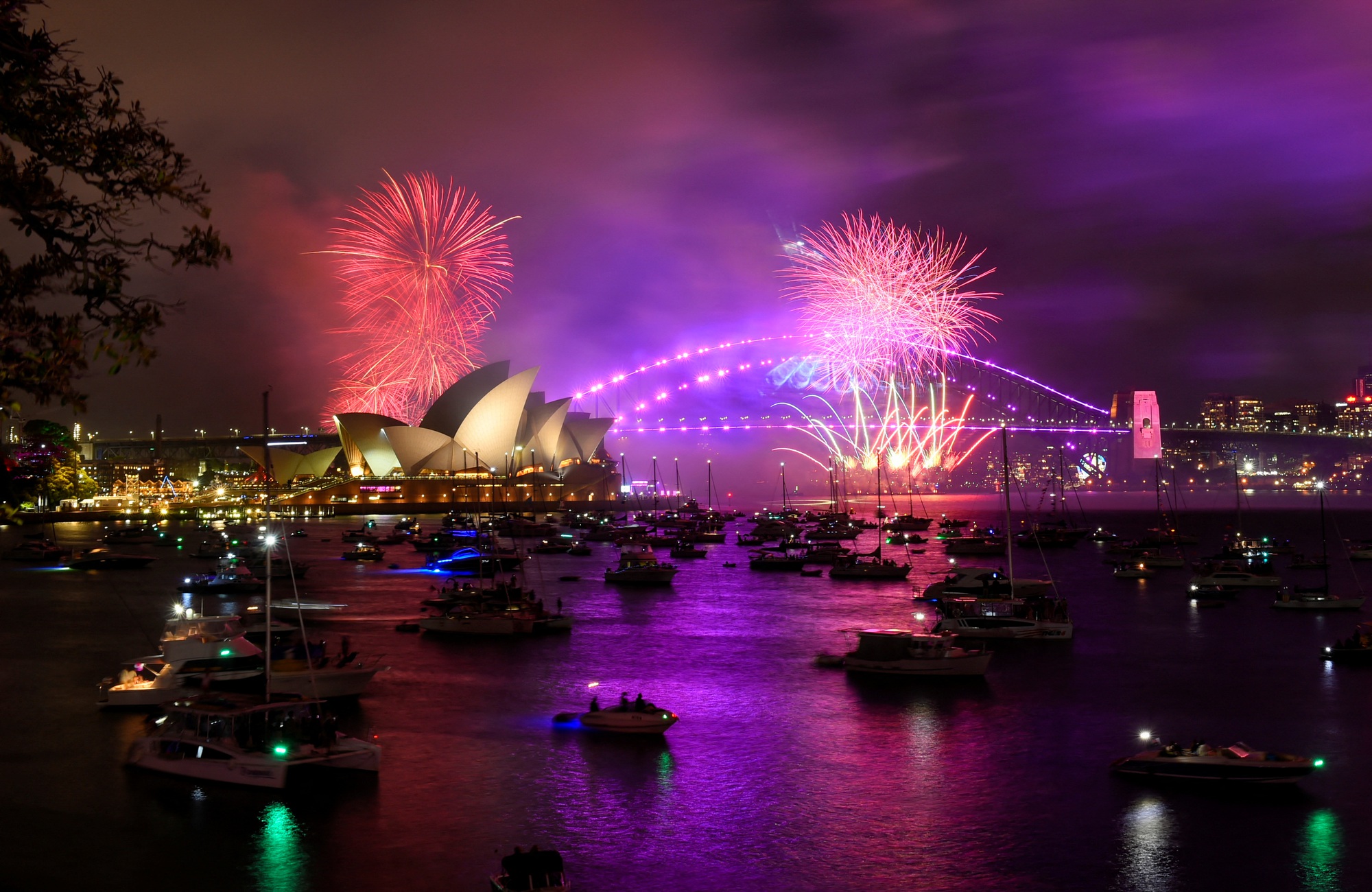 Thế giới vui vẻ chào đón năm 2023, pháo hoa đã sáng trời ở Sydney - Ảnh 1.