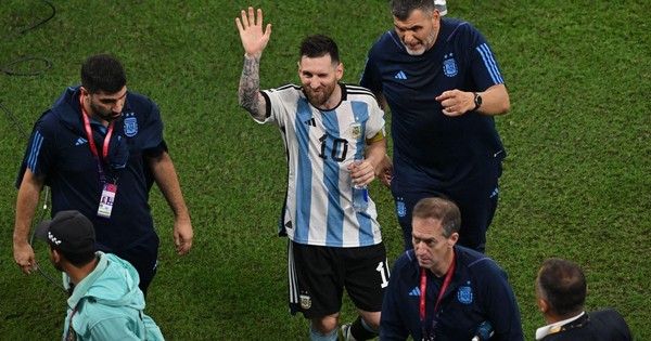 Vì sao Messi không ăn mừng cùng đồng đội sau trận thắng Australia?