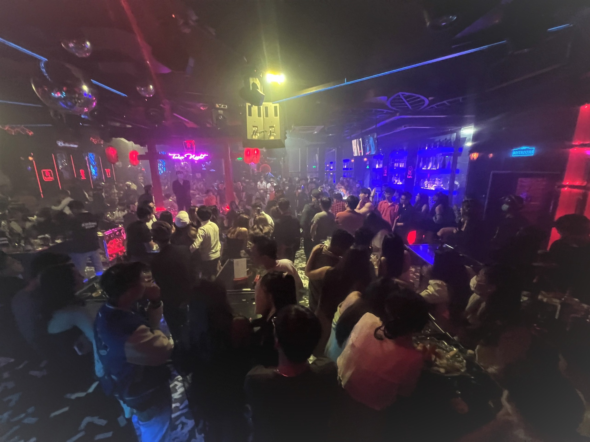 Hàng trăm dân chơi lạc trôi trong quán bar ở Biên Hoà lúc rạng sáng - Ảnh 1.