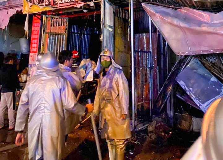 Hà Nội: Cháy dãy nhà tạm ở Phú La, cửa hàng sửa xe máy bị sập - Ảnh 2.