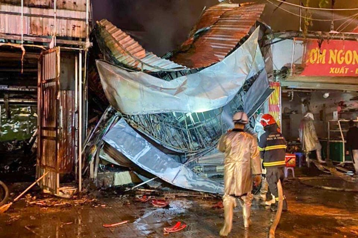 Hà Nội: Cháy dãy nhà tạm ở Phú La, cửa hàng sửa xe máy bị sập - Ảnh 1.