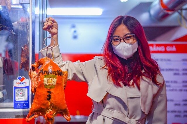 Độc lạ m&oacute;n vịt quay dự đo&aacute;n tỉ số World Cup ở H&agrave; Nội: Gi&aacute; l&ecirc;n đến nửa triệu đồng - Ảnh 10.