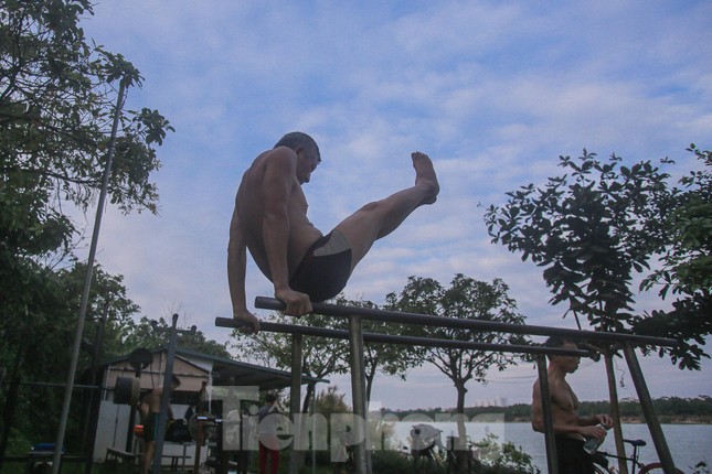 Hà Nội rét căm căm, nhiều người vẫn 'luyện công' tắm sông Hồng - Ảnh 15.