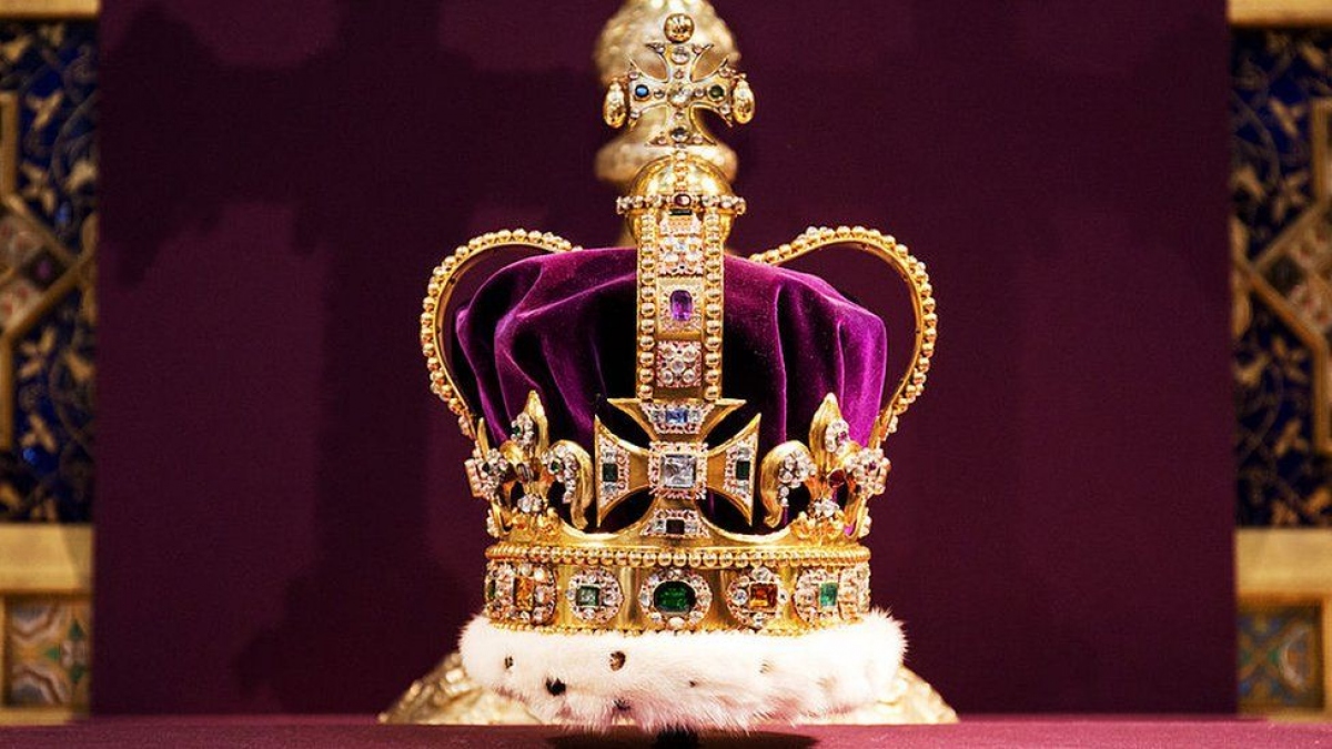 Anh tu sửa vương miện Thánh Edward cho lễ đăng quang của Vua Charles - Ảnh 1.