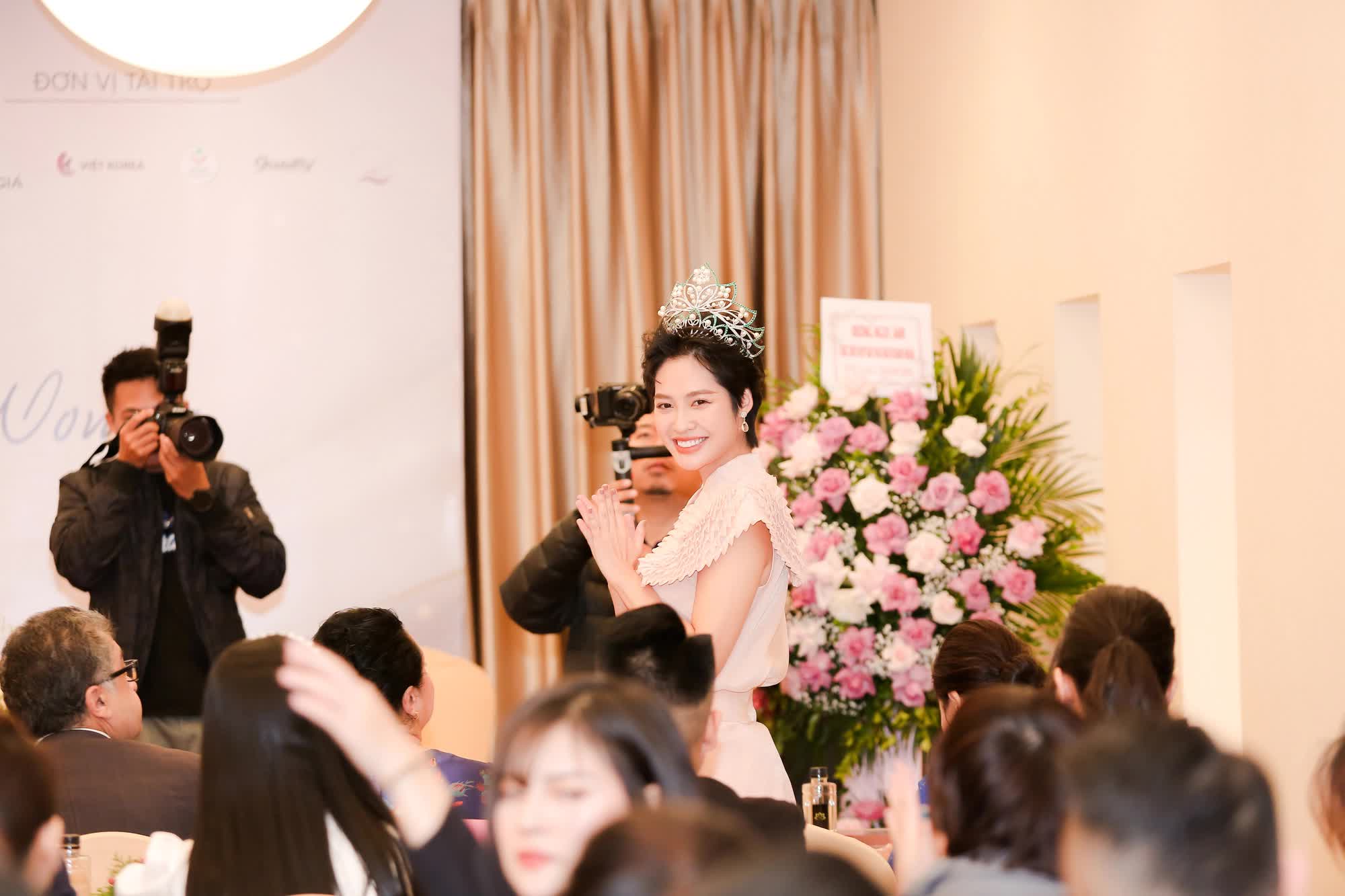 Hoa hậu Nông Thuý Hằng xuất hiện với mái tóc tém lạ mắt tại Hoa hậu doanh nhân Đông Nam Á 2023 - Ảnh 4.