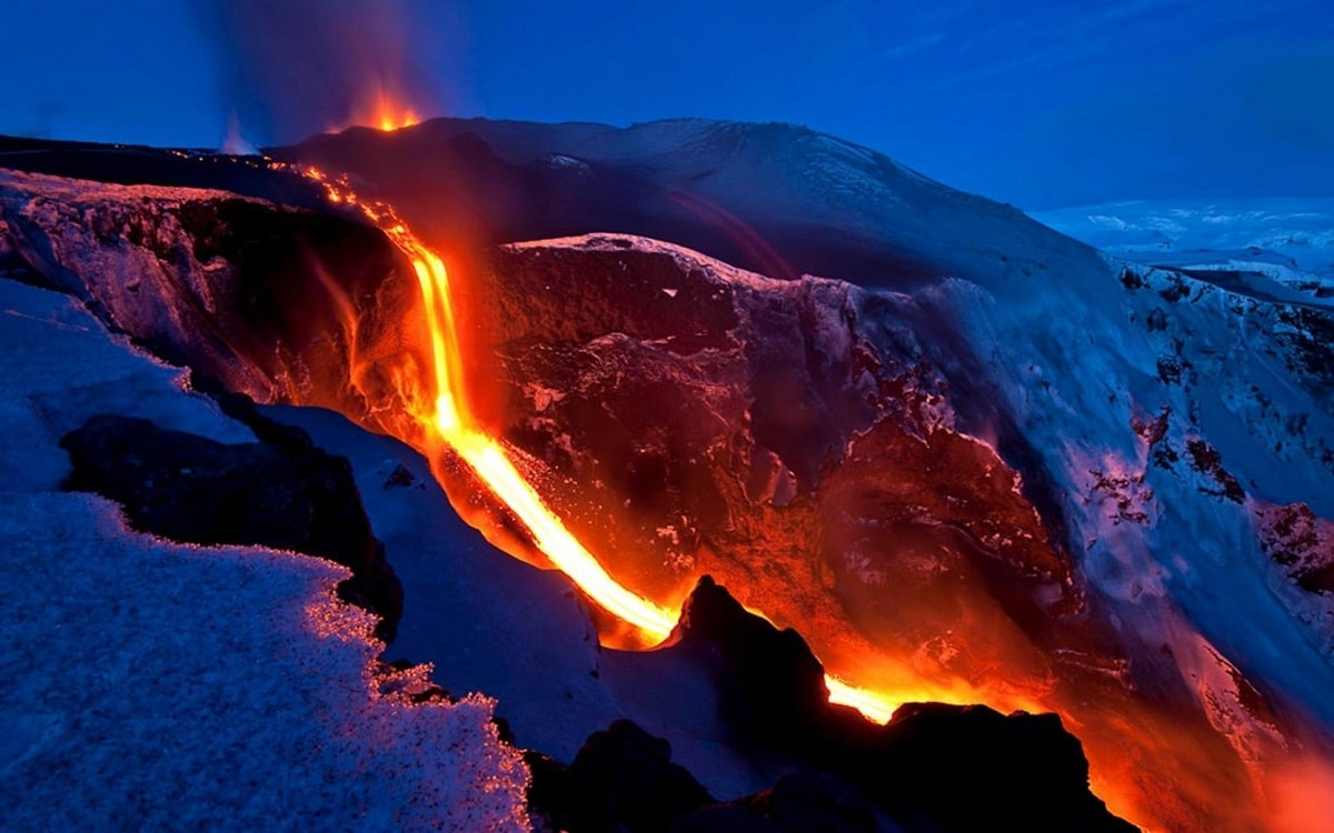 Người dân Hawaii vô vọng tìm cách ngăn chặn dung nham của ngọn núi lửa lớn nhất thế giới - Ảnh 4.