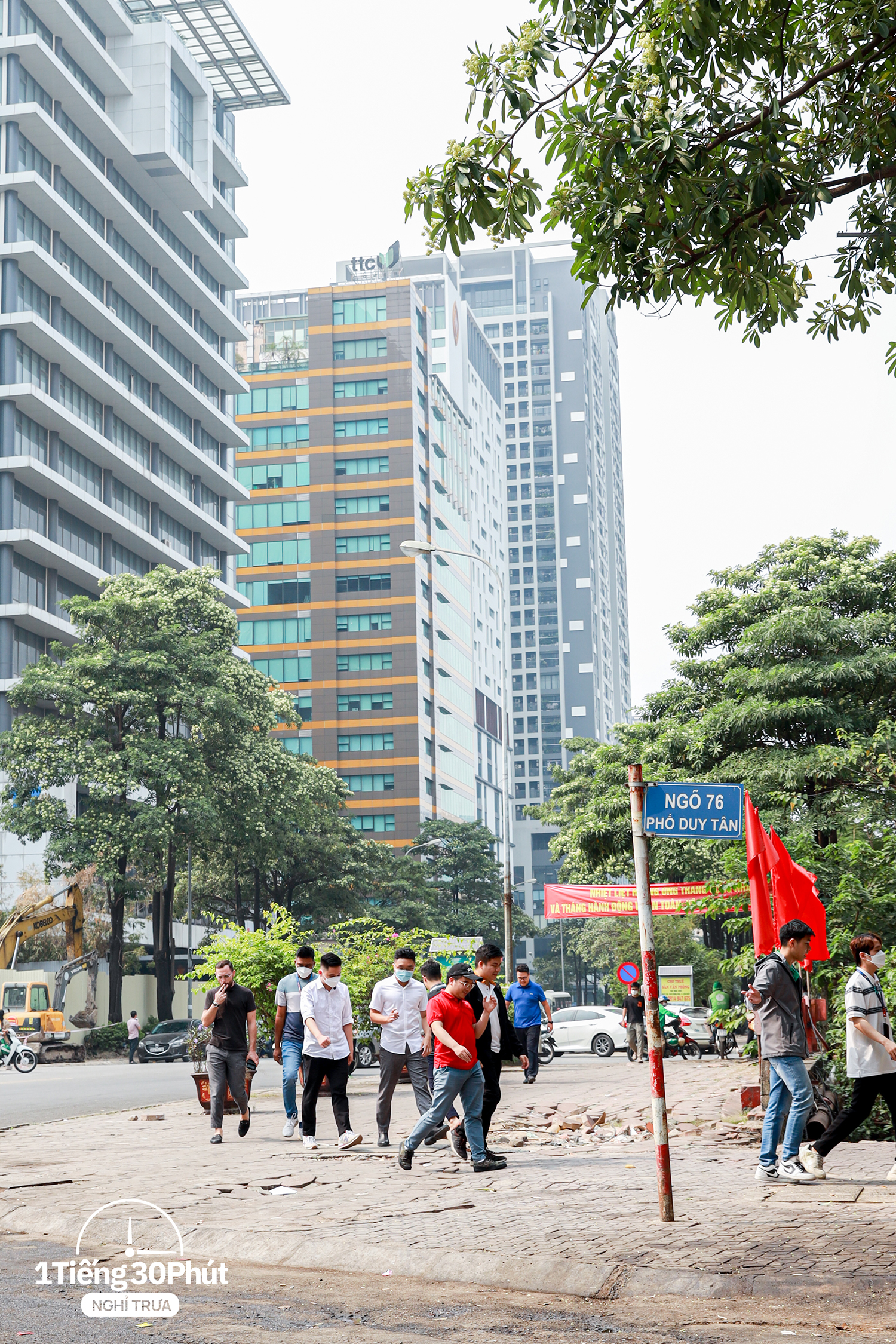 Duy Tân - con phố dài 500m nhưng hàng trăm dân văn phòng mỗi ngày bỏ tự nấu cơm trưa, chọn ăn ngoài vì giá cực rẻ - Ảnh 2.