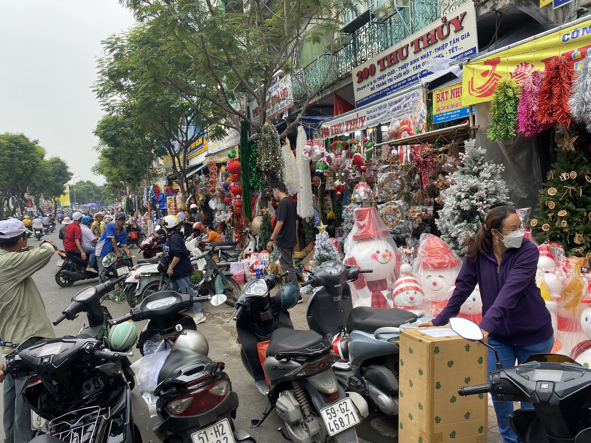 Nhộn nhịp thị trường đồ trang tr&iacute; Noel - Ảnh 1.