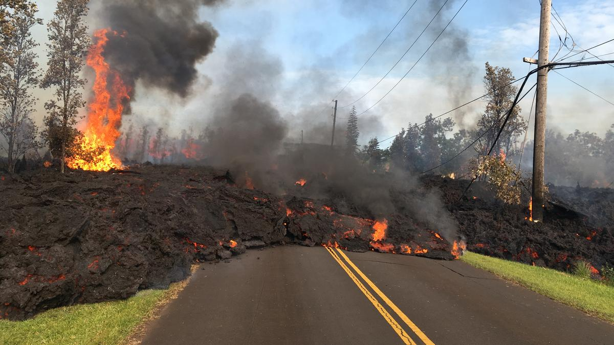 Người dân Hawaii vô vọng tìm cách ngăn chặn dung nham của ngọn núi lửa lớn nhất thế giới - Ảnh 3.