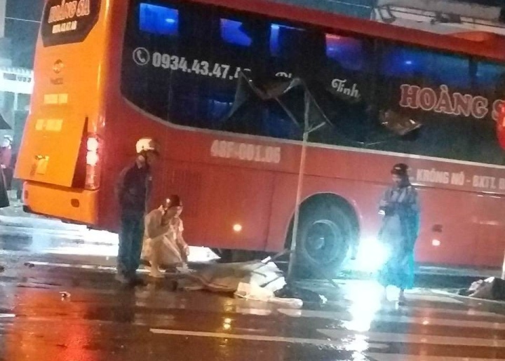 Va chạm với xe khách, hai vợ chồng phụ hồ ở Quảng Nam thiệt mạng thương tâm - Ảnh 1.