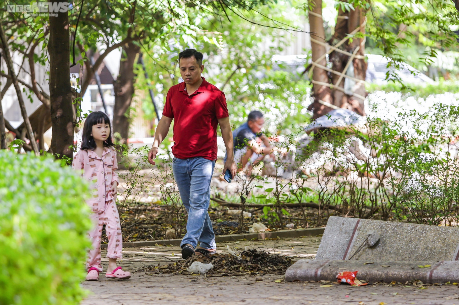 Vườn hoa 52 tỷ đồng ở Hà Nội xuống cấp trầm trọng, thành nơi đổ rác - Ảnh 12.