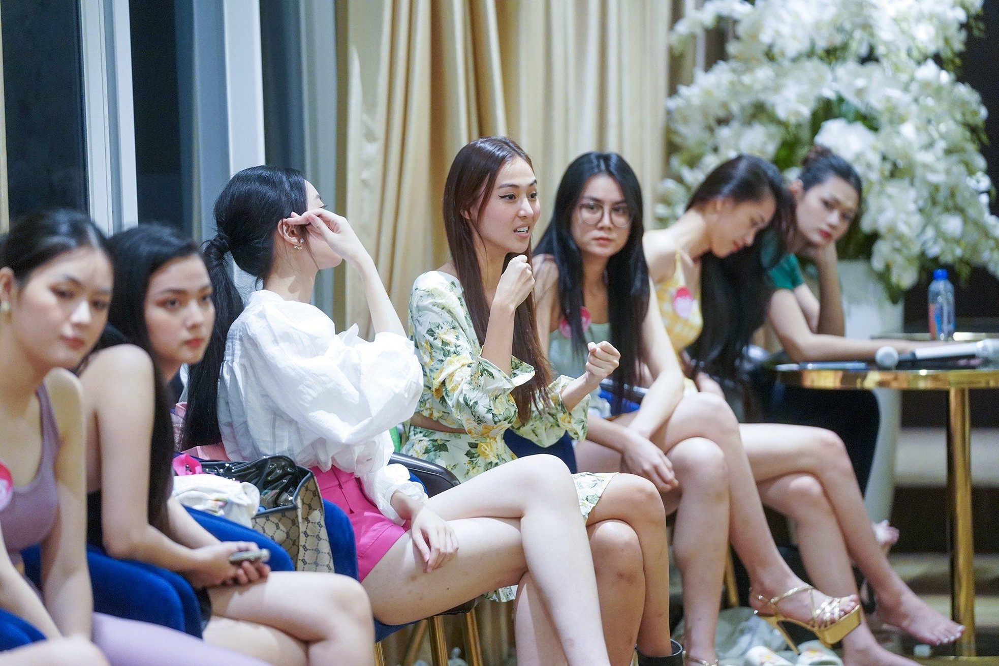 Thí sinh Hoa hậu Việt Nam khoe chân thẳng, eo thon - Ảnh 1. Thí sinh Hoa hậu Việt Nam khoe chân thẳng, eo thon - Ảnh 1.