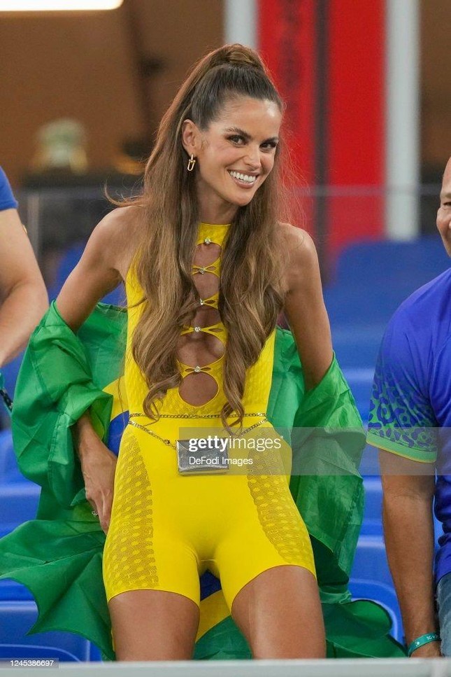 Cựu thiên thần Victoria's Secret mặc đồ cắt xẻ cổ vũ Brazil - Ảnh 1.