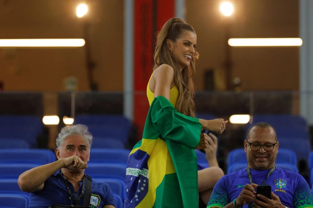 Cựu thiên thần Victoria's Secret mặc đồ cắt xẻ cổ vũ Brazil - Ảnh 3.