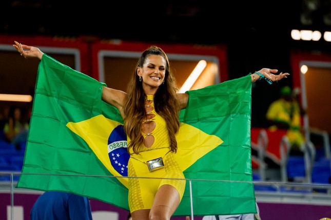 Cựu thiên thần Victoria's Secret mặc đồ cắt xẻ cổ vũ Brazil - Ảnh 2.