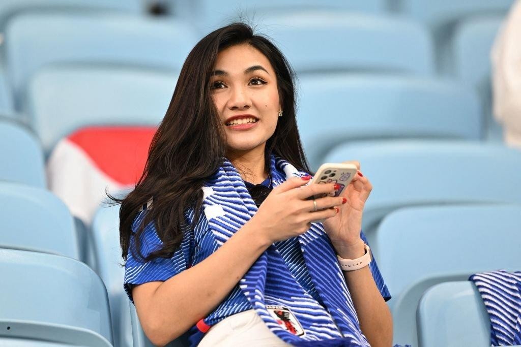 Vẻ đẹp hút hồn của các fan nữ Nhật Bản trong trận thua Croatia - Ảnh 1.