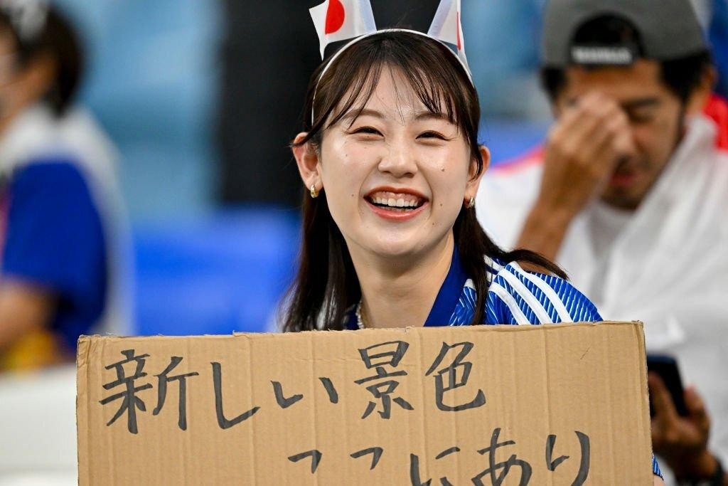 Vẻ đẹp hút hồn của các fan nữ Nhật Bản trong trận thua Croatia - Ảnh 6.