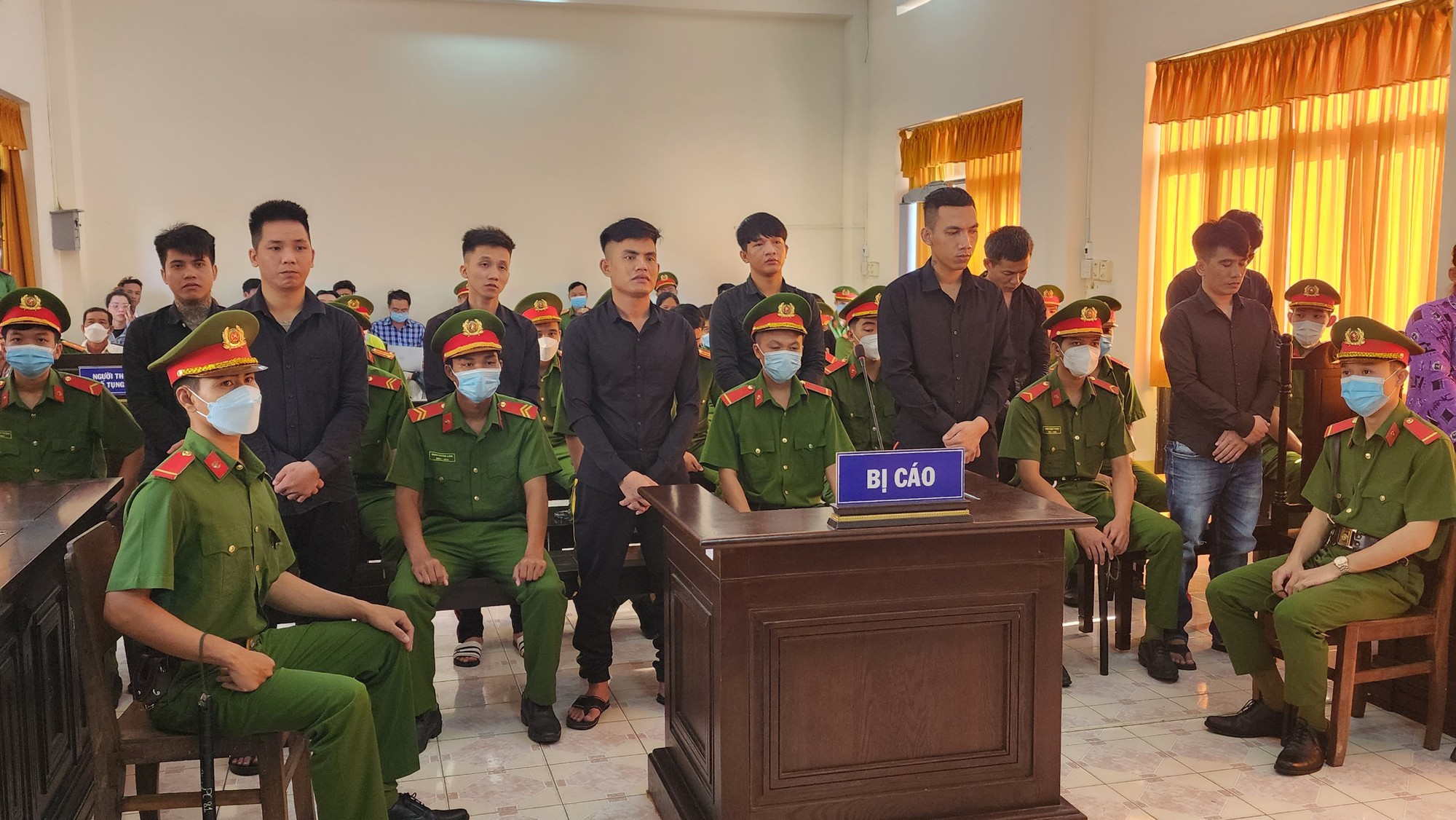 174 năm tù cho 9 kẻ gây ra vụ hỗn chiến kinh hoàng ở Kiên Giang - Ảnh 2. 174 năm tù cho 9 kẻ gây ra vụ hỗn chiến kinh hoàng ở Kiên Giang - Ảnh 2.
