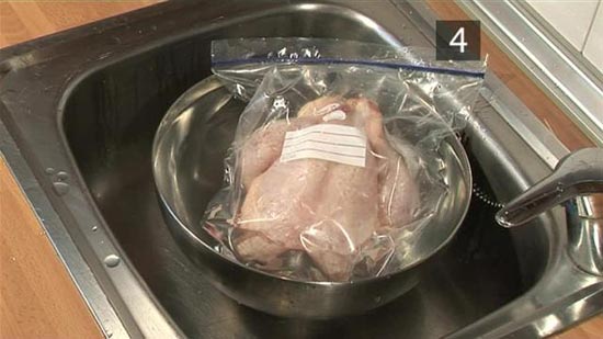 Sai lầm khi rã đông thịt gà "siêu độc" vì sẽ khiến thức ăn mất chất lại sản sinh thêm độc tố - Ảnh 3.