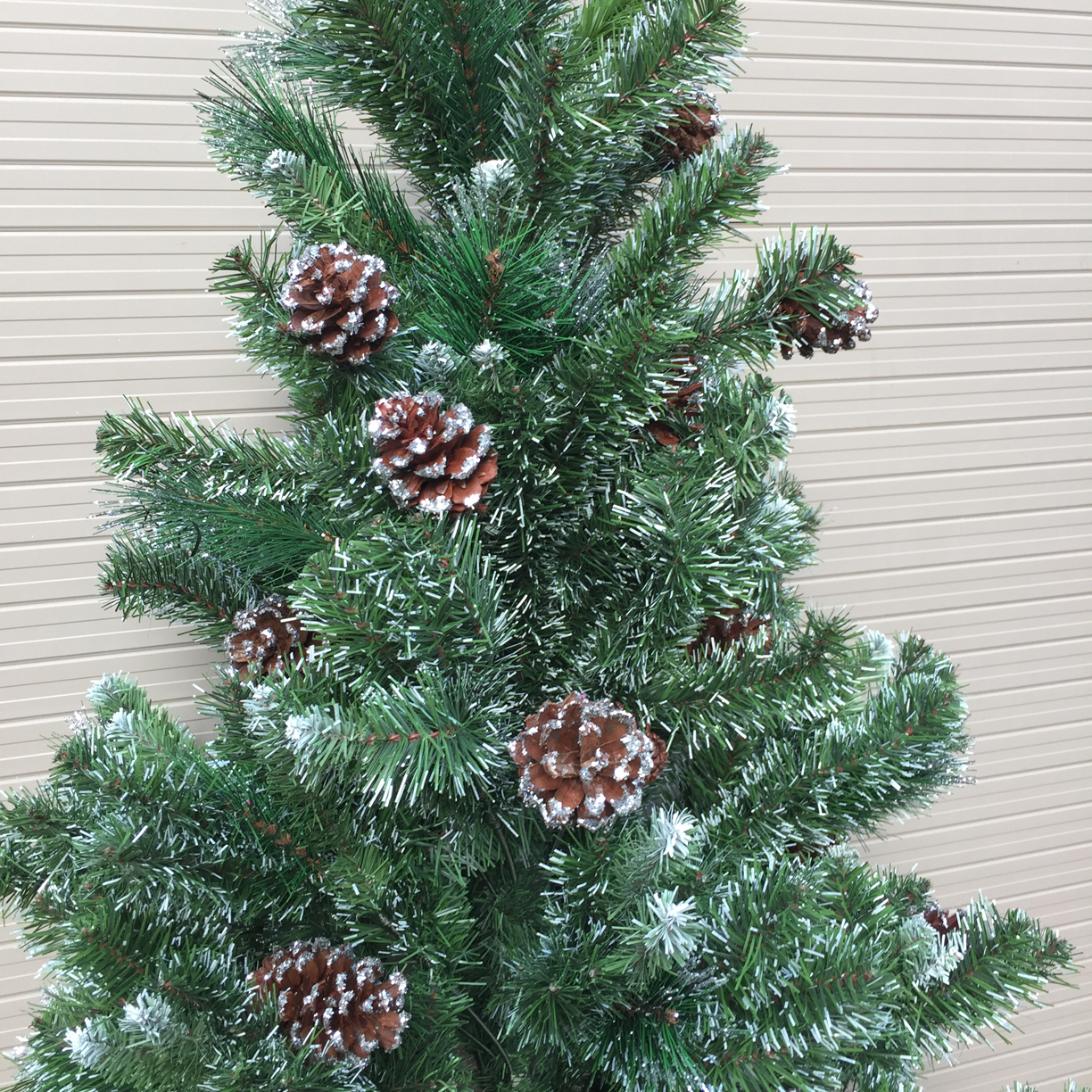 Cách chọn cây thông Noel giá rẻ nhưng vẫn tạo được hiệu ứng cho căn nhà - Ảnh 5.