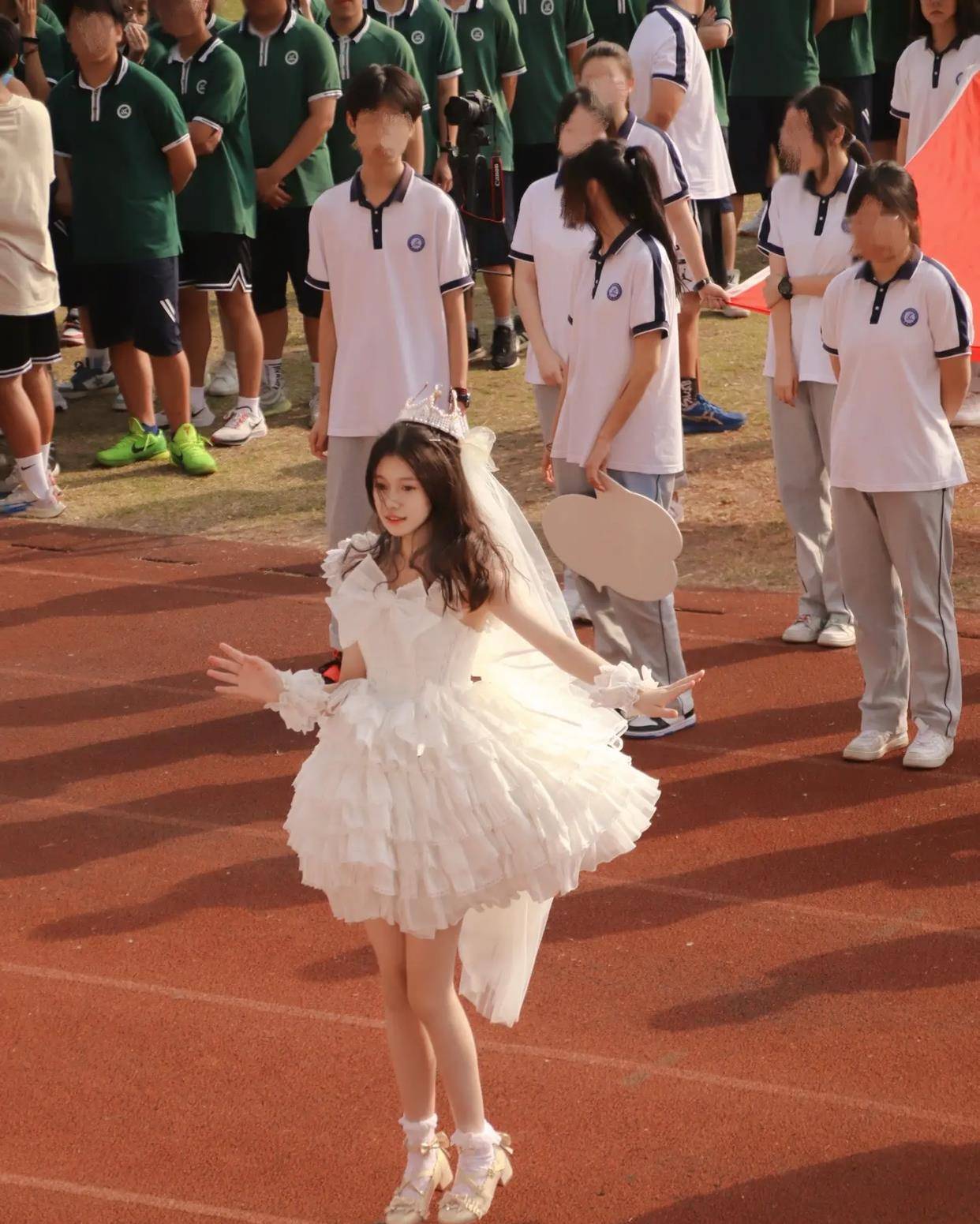 Nữ sinh bất ngờ nổi tiếng khi diện váy công chúa trong hội thao của trường: Nhan sắc quá xinh sáng bừng cả góc sân! - Ảnh 1.