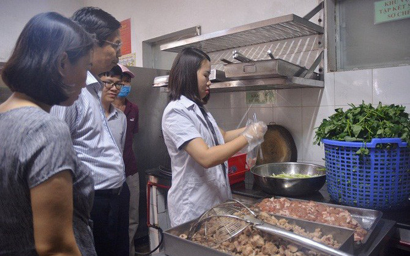 Từ ngày 15/12, Hà Nội bắt đầu cao điểm kiểm tra an toàn vệ sinh thực phẩm - Ảnh 1.