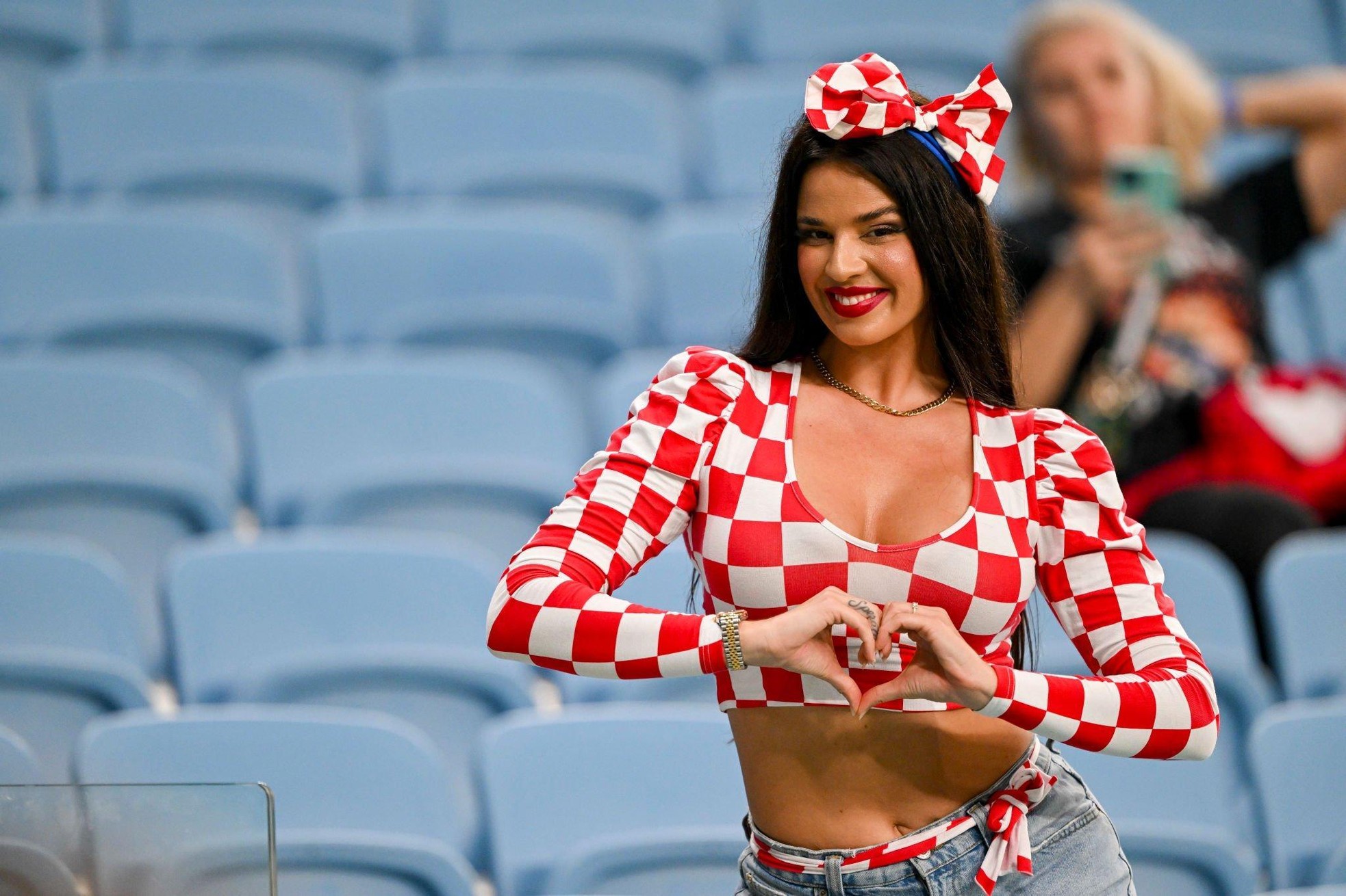 Cựu hoa hậu Croatia tiếp tục ‘thiêu đốt’ khán đài World Cup 2022 - Ảnh 1.