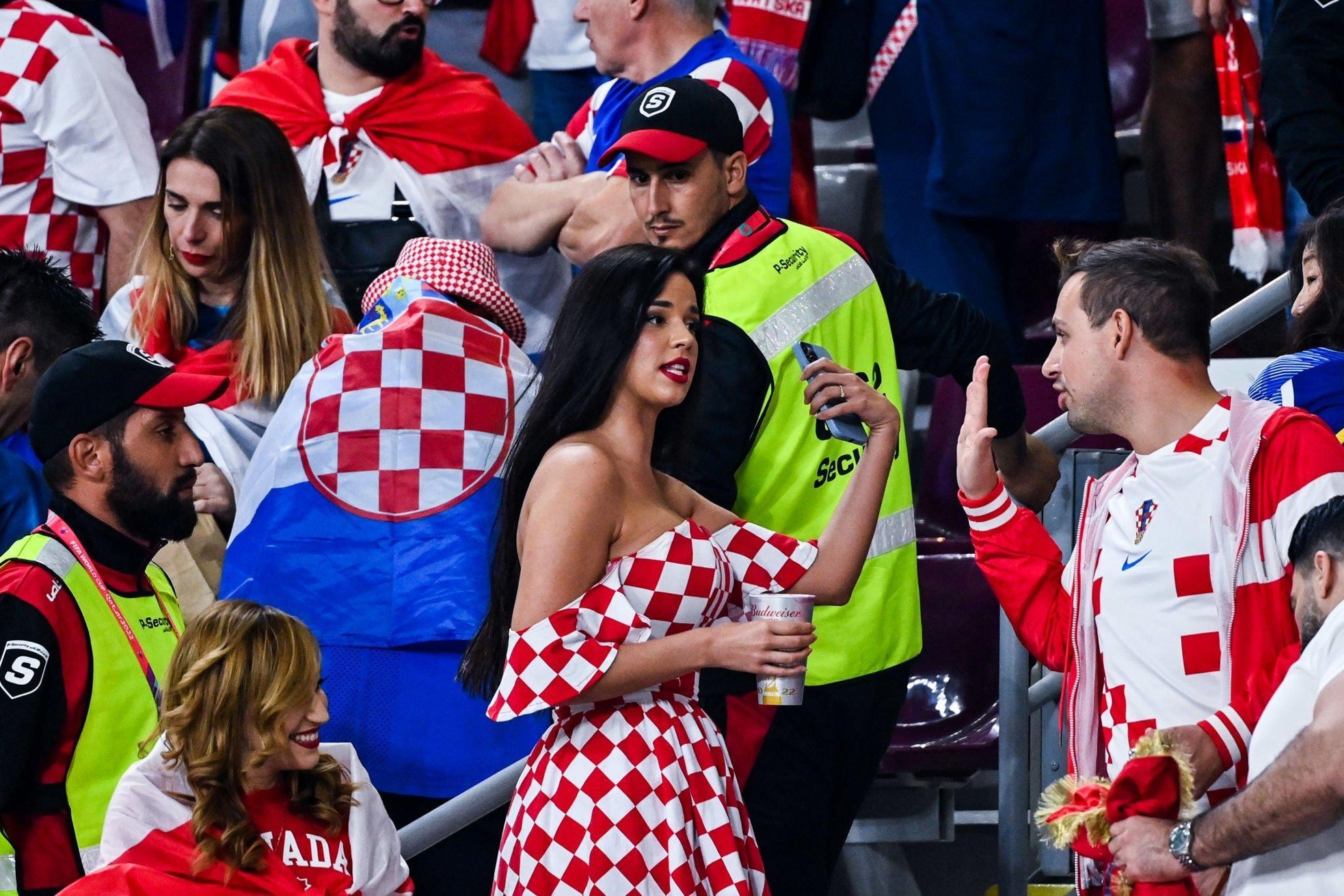 Cựu hoa hậu Croatia tiếp tục ‘thiêu đốt’ khán đài World Cup 2022 - Ảnh 10.