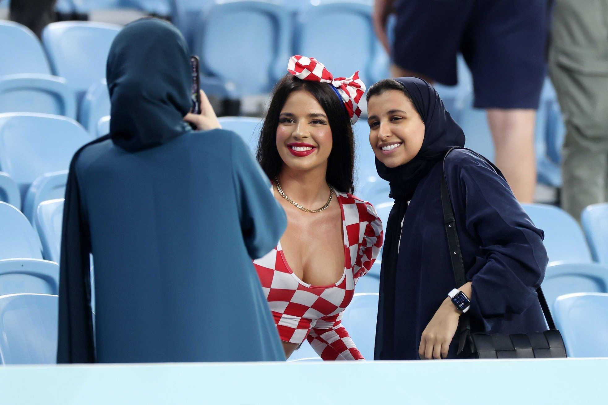 Cựu hoa hậu Croatia tiếp tục ‘thiêu đốt’ khán đài World Cup 2022 - Ảnh 2.