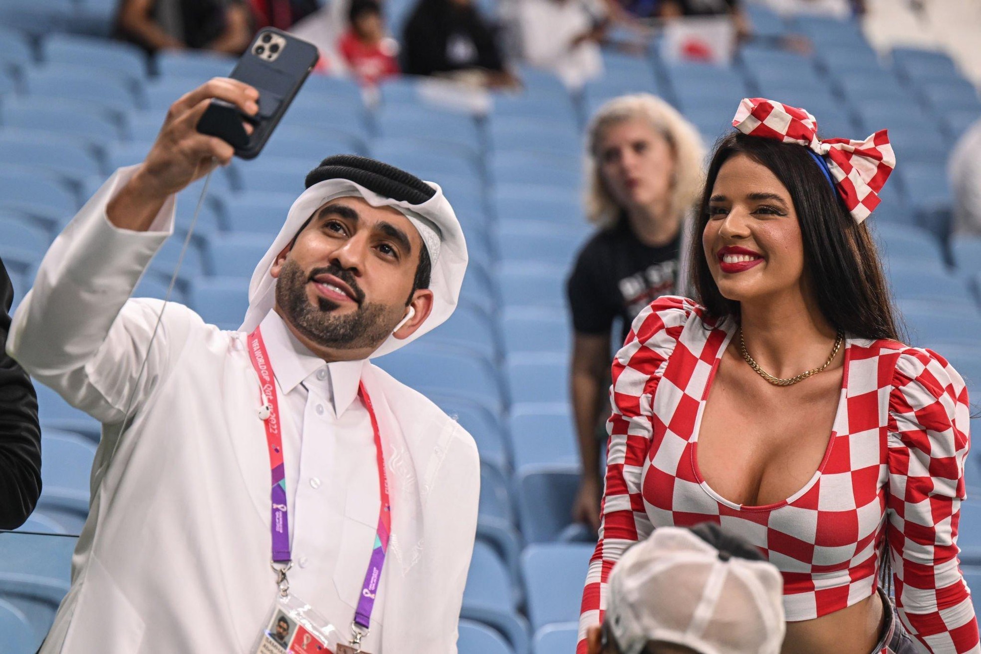 Cựu hoa hậu Croatia tiếp tục ‘thiêu đốt’ khán đài World Cup 2022 - Ảnh 3.