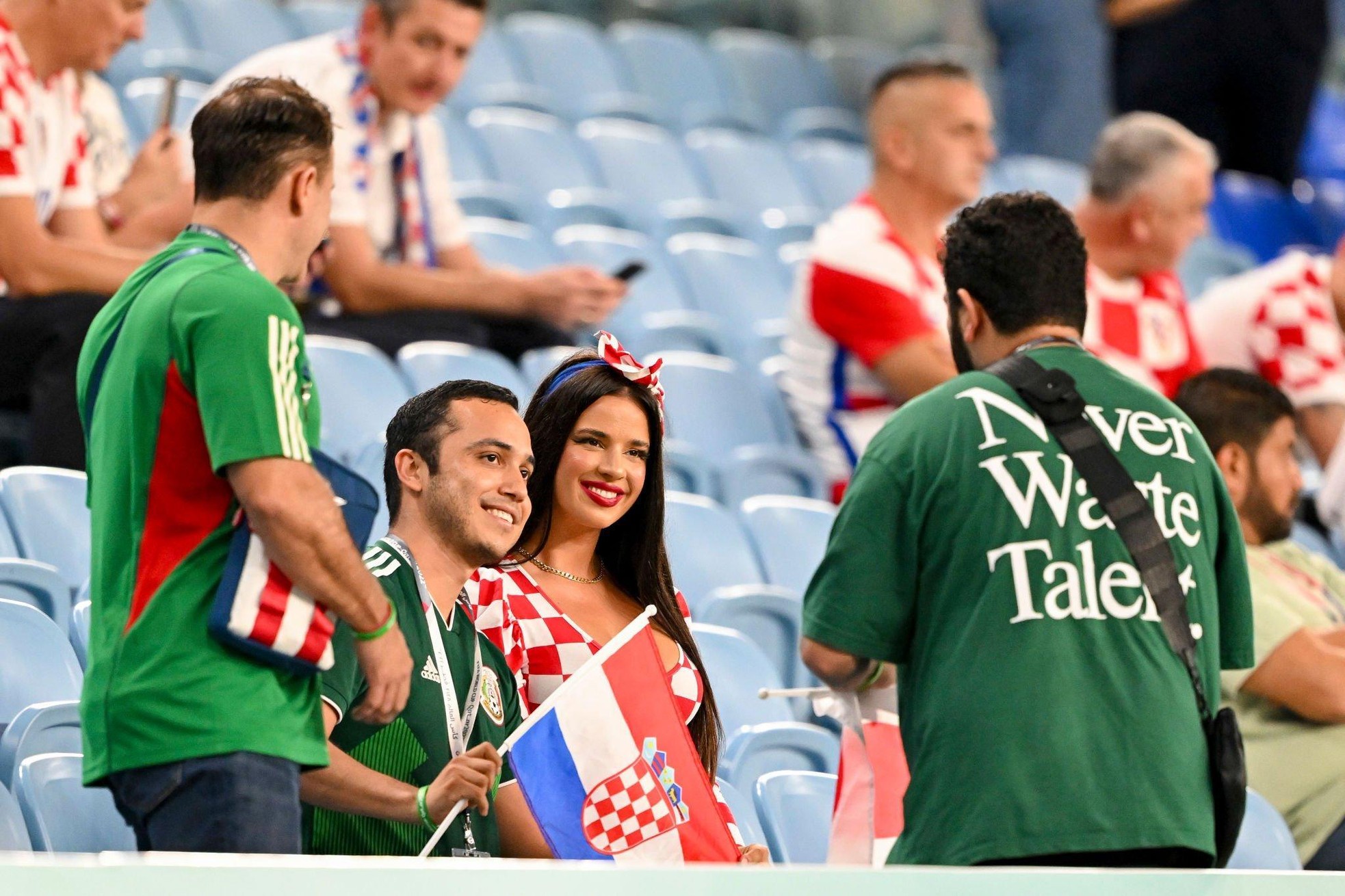 Cựu hoa hậu Croatia tiếp tục ‘thiêu đốt’ khán đài World Cup 2022 - Ảnh 4.