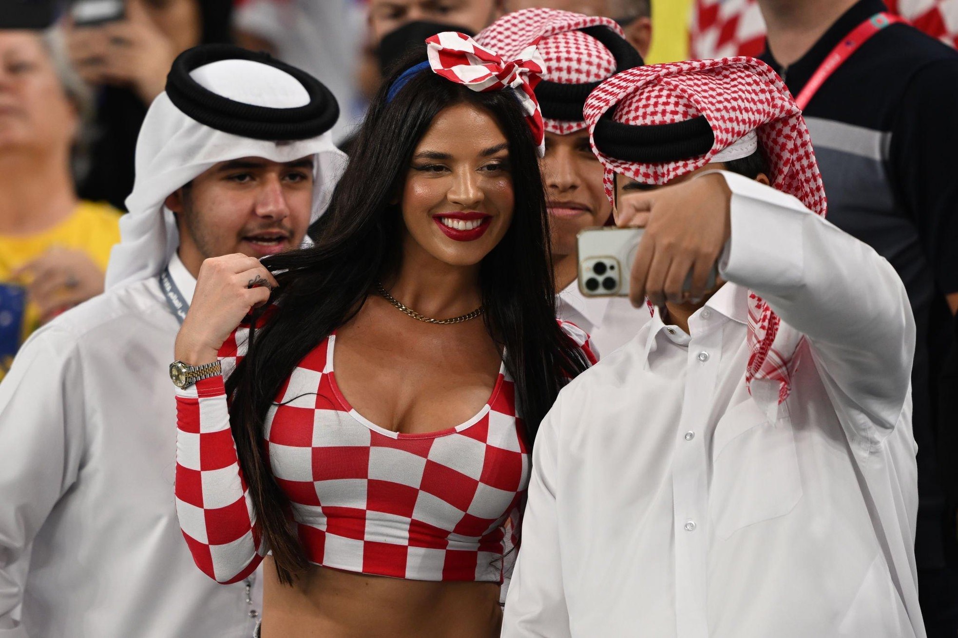 Cựu hoa hậu Croatia tiếp tục ‘thiêu đốt’ khán đài World Cup 2022 - Ảnh 5.