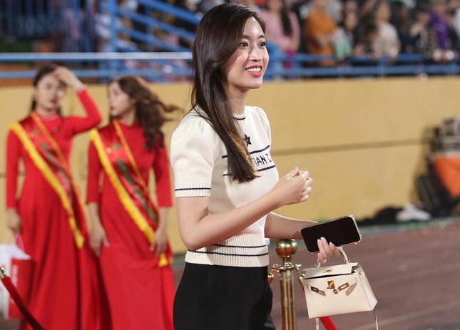 Đỗ Mỹ Linh mặc giản dị sau khi cưới chủ tịch CLB Hà Nội afamily