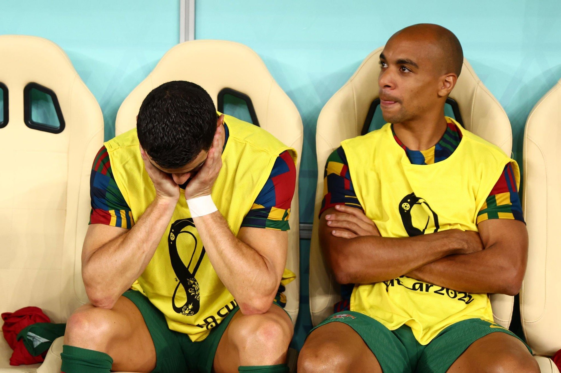 50 sắc thái của Ronaldo khi ngồi dự bị: Buồn bã, chua chát, giận dữ và cả cô đơn, sau đó bỏ về sớm - Ảnh 1.