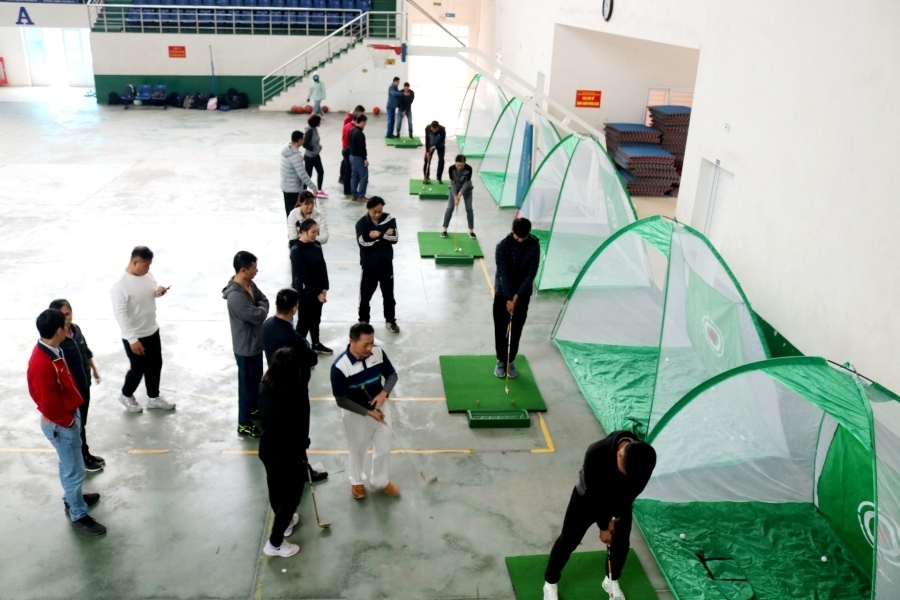 Một trường công lập đưa Golf vào dạy thể chất: Cung cấp toàn bộ thiết bị, học phí chẳng đắt đỏ như lầm tưởng - Ảnh 2.