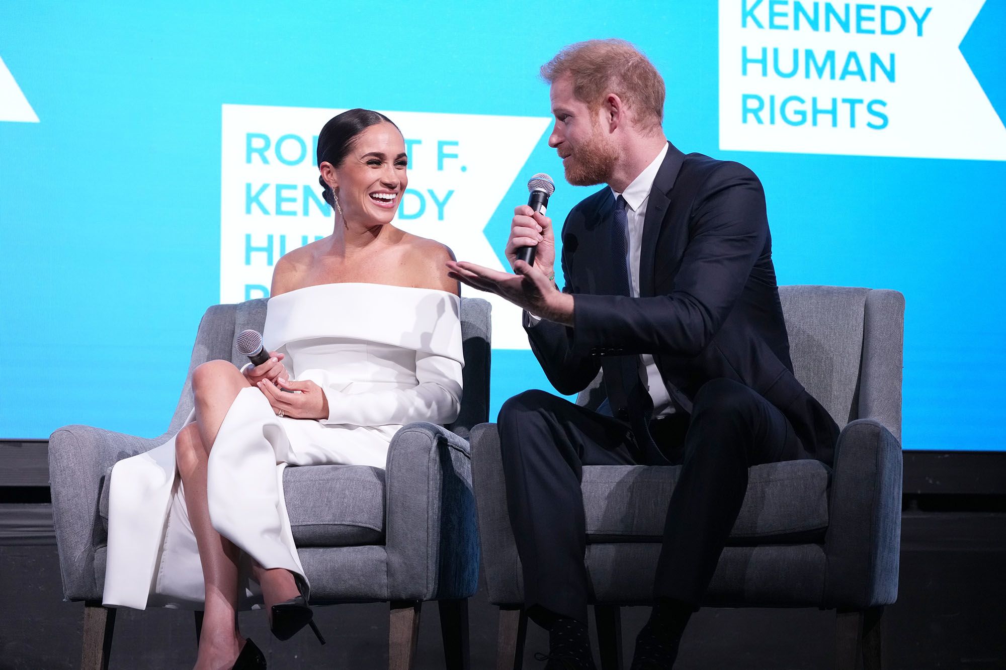 Vợ chồng Vương tử Harry và Meghan bị tố đạo đức giả vì “bổn cũ soạn lại”, không xứng với giải thưởng danh giá - Ảnh 1.