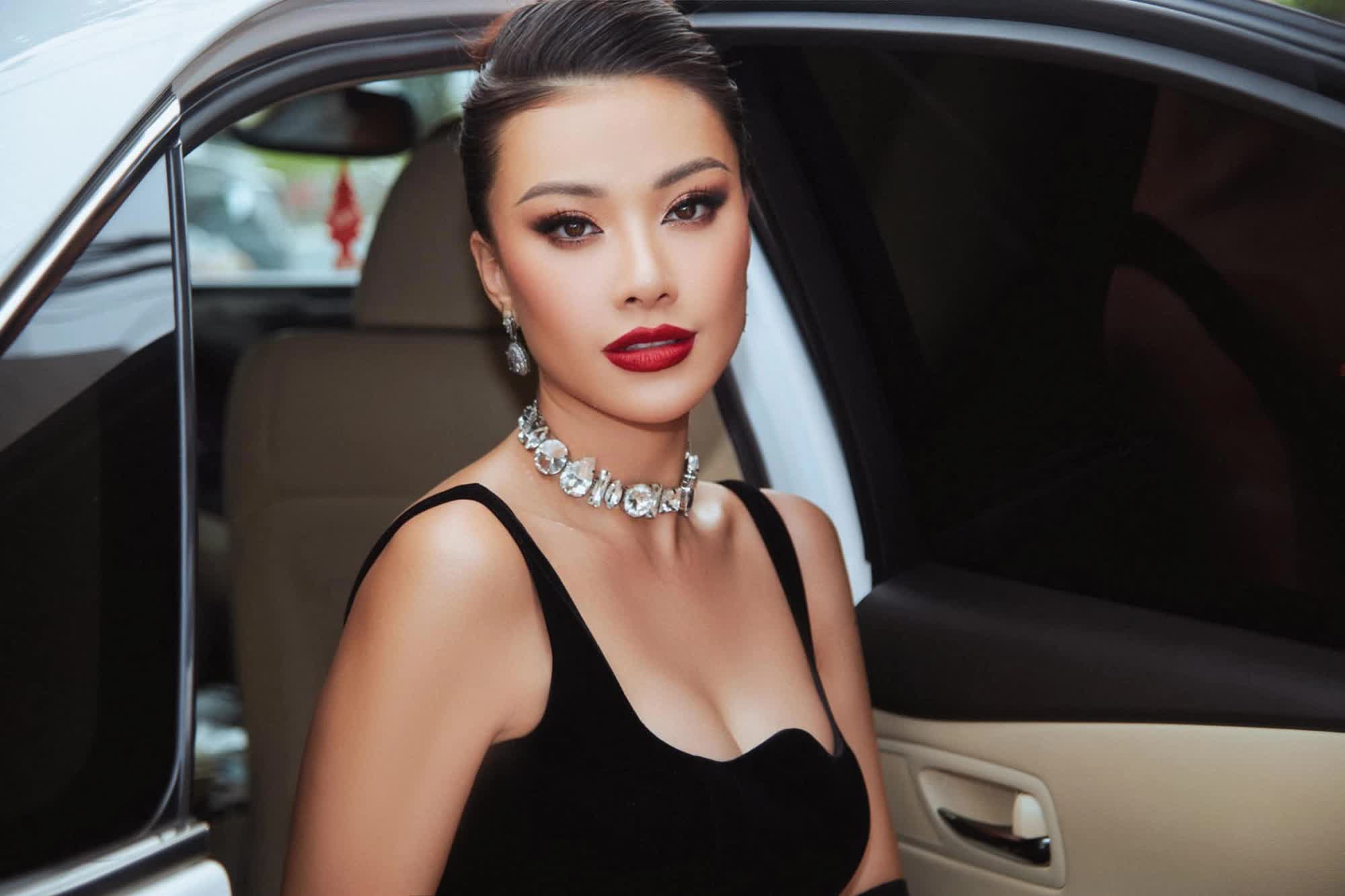 Á hậu Kim Duyên 3 năm sau Hoa hậu Hoàn vũ Việt Nam 2019: Đoạt danh hiệu lớn ở quốc tế nhưng vẫn bị nhắc lùm xùm học vấn - Ảnh 1.