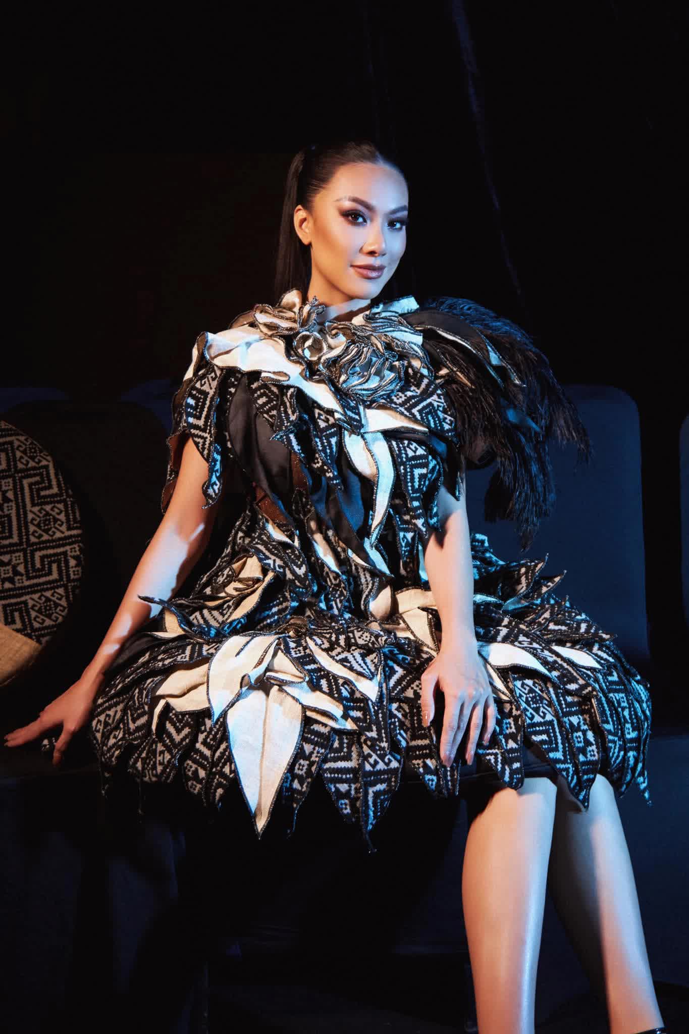 Á hậu Kim Duyên 3 năm sau Hoa hậu Hoàn vũ Việt Nam 2019: Đoạt danh hiệu lớn ở quốc tế nhưng vẫn bị nhắc lùm xùm học vấn - Ảnh 3.
