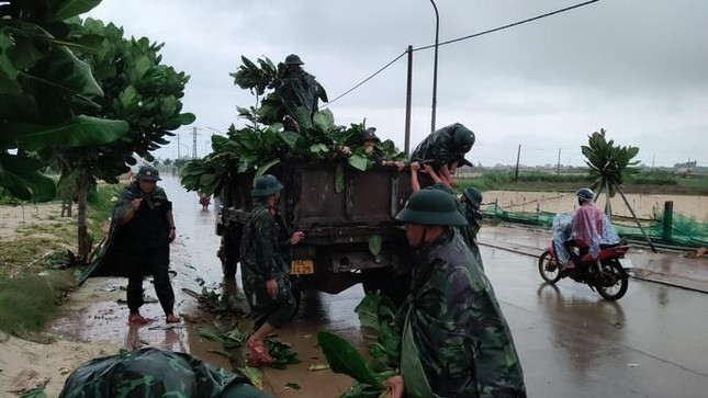 Bão đổ bộ đất liền các tỉnh Thừa Thiên Huế – Quảng Ngãi - Ảnh 1.