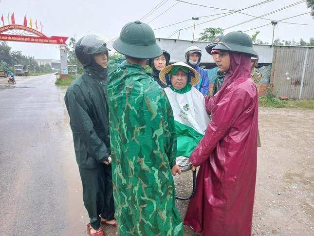 Bão đổ bộ đất liền các tỉnh Thừa Thiên Huế – Quảng Ngãi - Ảnh 21.