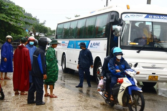 Bão đổ bộ đất liền các tỉnh Thừa Thiên Huế – Quảng Ngãi - Ảnh 25.