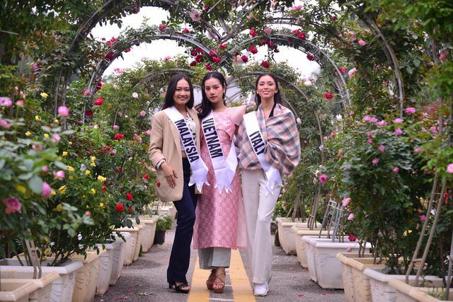Dàn thí sinh Hoa hậu Du lịch Thế giới 2022 đọ sắc tại lễ hội hoa - Ảnh 3.