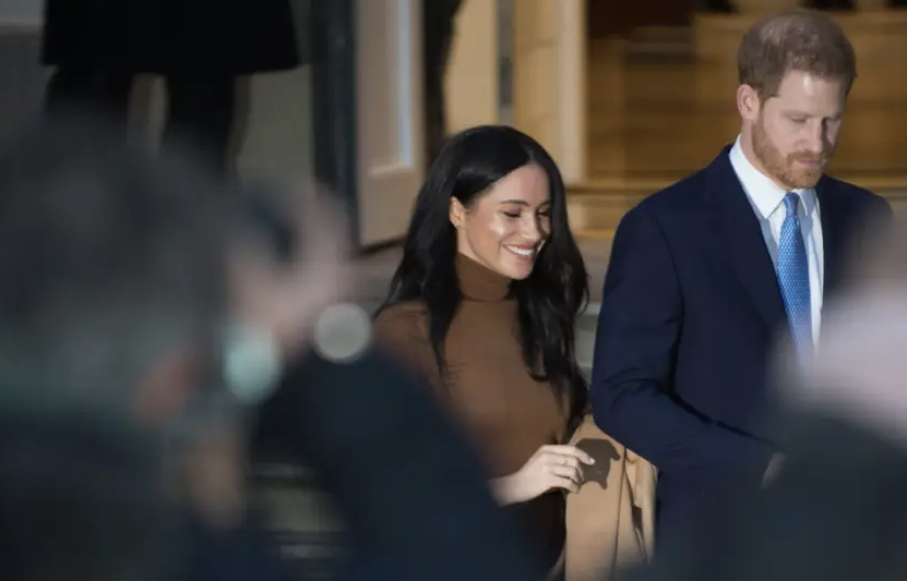 Vợ chồng Vương tử Harry và Meghan bị tố đạo đức giả vì “bổn cũ soạn lại”, không xứng với giải thưởng danh giá - Ảnh 3.