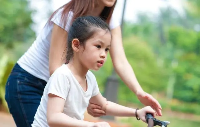 Nếu trẻ có 2 hành động "kỳ quái" này thì bố mẹ nên mừng, bởi đó là biểu hiện của IQ cao - Ảnh 1. Nếu trẻ có 2 hành động "kỳ quái" này thì bố mẹ nên mừng, bởi đó là biểu hiện của IQ cao - Ảnh 1.