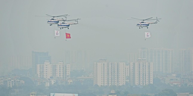 Xem &quot;Hổ mang chúa&quot; Su-30MK2 và trực thăng vũ trang trình diễn trên bầu trời Hà Nội - Ảnh 10.