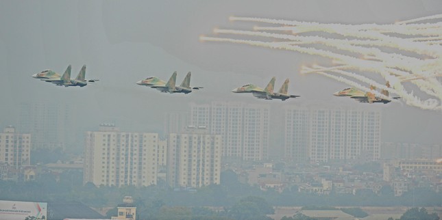 Xem &quot;Hổ mang chúa&quot; Su-30MK2 và trực thăng vũ trang trình diễn trên bầu trời Hà Nội - Ảnh 12.